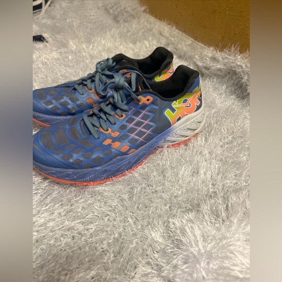 HOKA ONE ONE size 9.5 - Picture 2 of 10